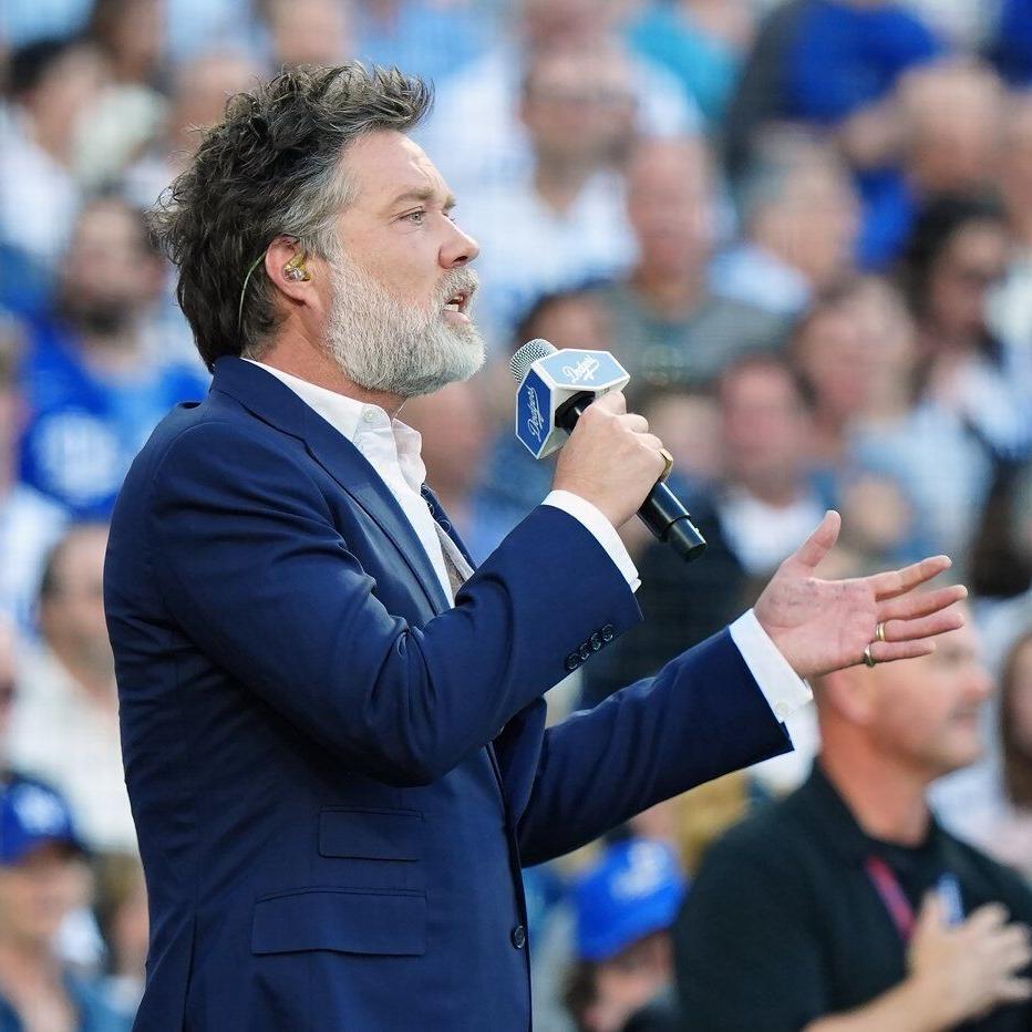 Rufus Wainwright puts twist on ºÚÁϳԹÏÍø anthem ahead of Game 5 of World Series